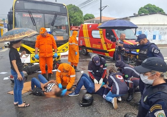 Acidente entre ônibus e motocicleta deixa dois feridos na Gruta