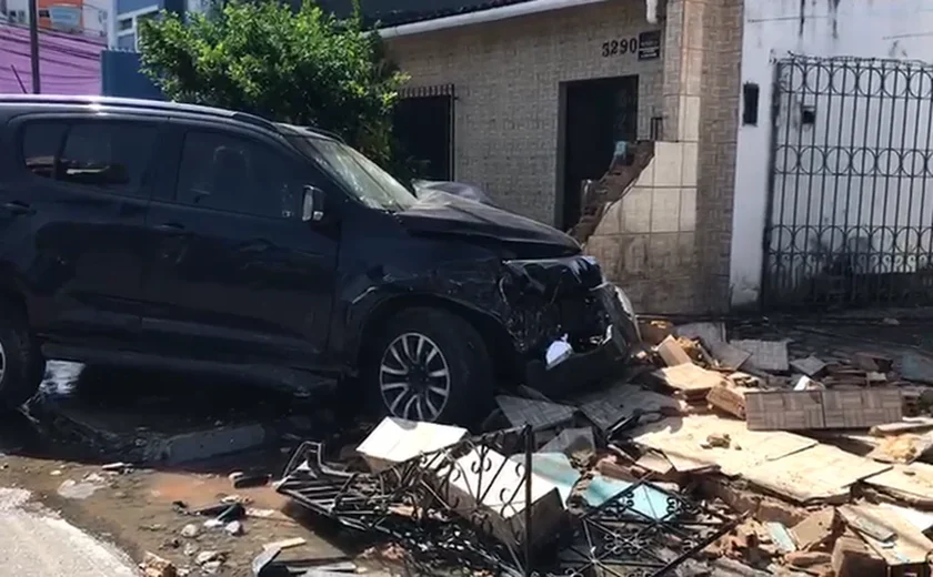 Quatro pessoas ficam feridas em colisão com viatura da PC descaracterizada e um carro de passeio