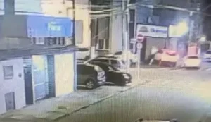 Colisão entre carros termina com veículo atingindo fachada de hotel