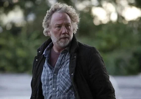 Astro da TV se entrega à polícia e nega acusações de abuso infantil