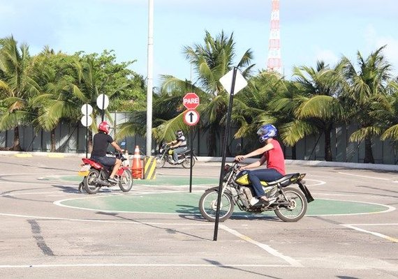 Sindicato das autoescolas realiza mobilização contra greve do Detran em Alagoas