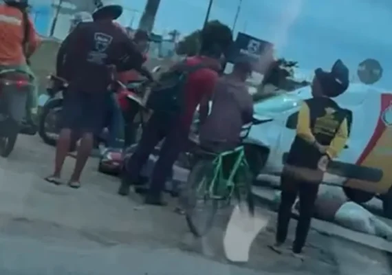 Colisão entre carro de passeio e motocicleta deixa dois homens feridos em Arapiraca