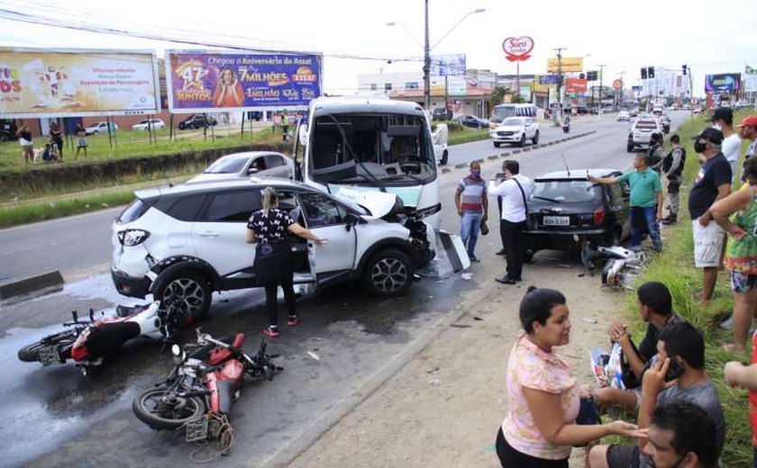 HGE divulga estado de saúde de vítimas de acidente na Avenida Menino Marcelo