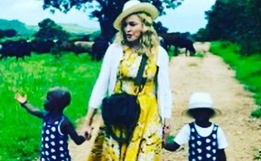 Madonna posta primeira foto com as filhas gêmeas que adotou no Malawi