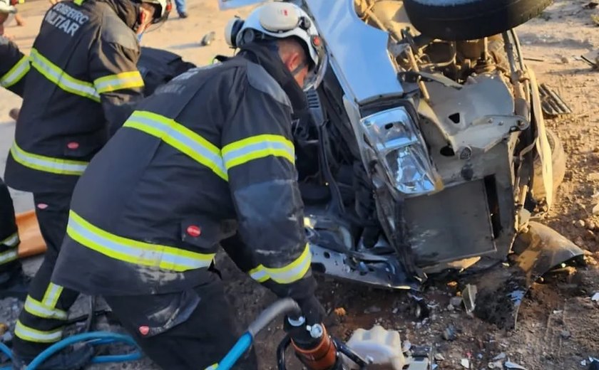 Acidente na Via Expressa entre três carros deixa três pessoas feridas