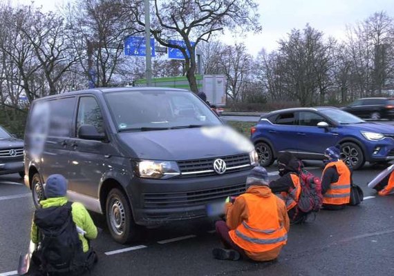 Ativistas climáticos protestam colados ao asfalto em Berlim