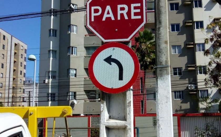 Vias da parte baixa de Maceió recebem nova sinalização vertical