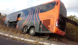 Ônibus da empresa Catedral cai em ribanceira em um trecho da BR-101, mas ninguém fica ferido