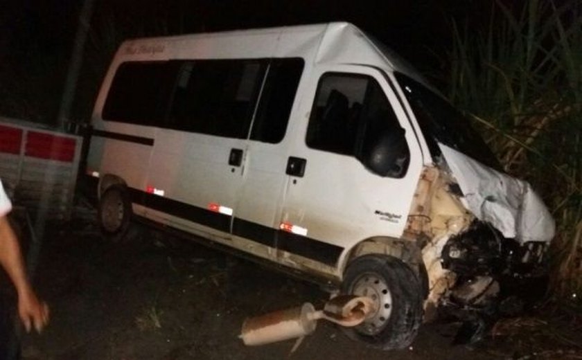 Carro e van colidem na AL-105 e motorista morre em São Luiz do Quitunde