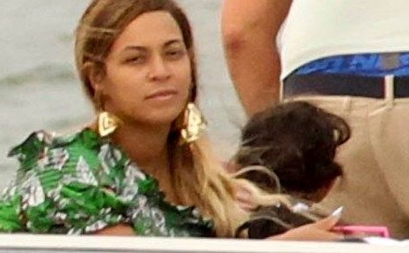 Beyoncé é clicada sem make durante passeio de barco