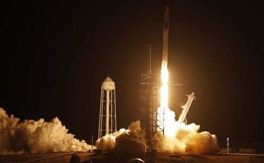 SpaceX e Nasa lançam 4 astronautas rumo à estação espacial