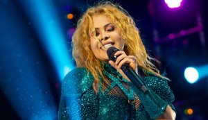 Joelma sofre acidente em show e usa cadeira de rodas