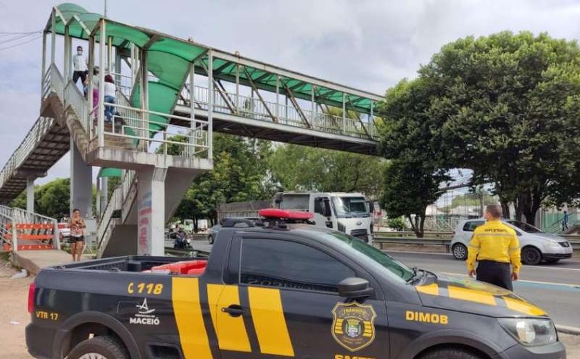 SMTT orienta pedestres sobre travessia segura com a interdição na passarela do Canaã