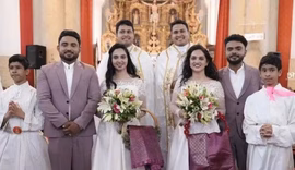 Os gêmeos que se casaram com irmãs gêmeas em celebração feita por padres gêmeos e com coroinhas gêmeos