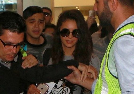 Atriz de 'Vampire Diares' desembarca no Brasil e é recebida por fãs em aeroporto