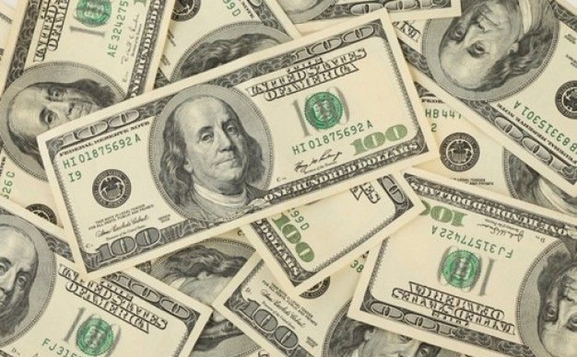 Dólar cai para R$3,15 com expectativa de fluxo positivo e cena política calma