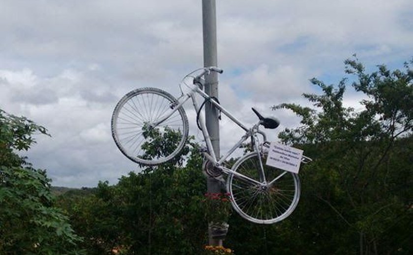 Ciclistas instalam bicicleta fantasma após morte na BR-104