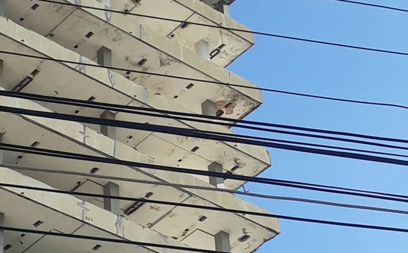 Homem sobe na cobertura do Edifício Palmares e ameaça cometer suicídio
