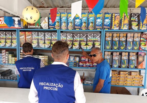 Procon apreende lotes de fogos de artifícios vencidos em fiscalização