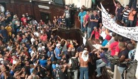 Manifestantes contra pacote do governo do Rio de Janeiro invadem Alerj