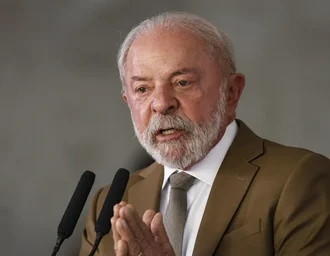 Lula zera imposto e subsidia diesel para conter alta do petróleo
