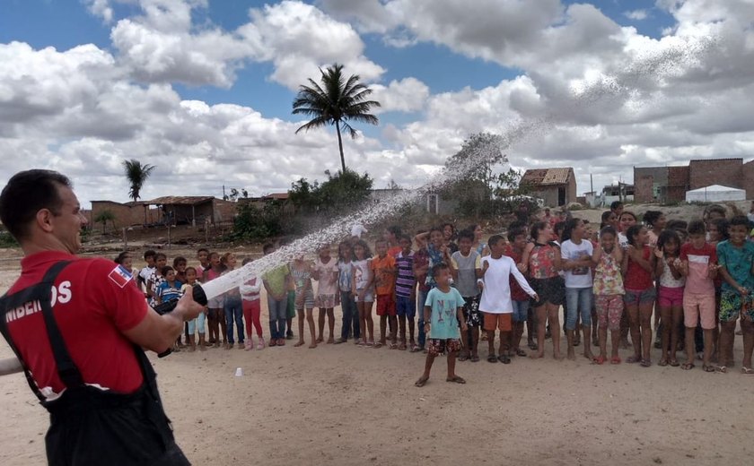 Crianças de projeto recebem bombeiros em dia festivo em Girau