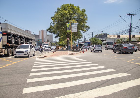 Infraestrutura interdita trechos de retornos da Fernandes Lima para serviços de pavimentação da ciclovia