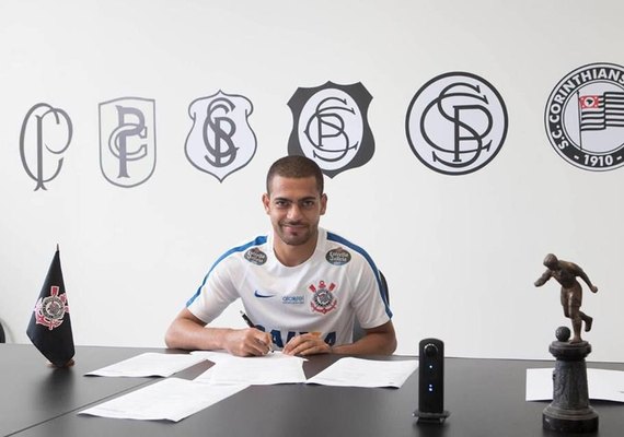 Corinthians oficializa contratação de Clayton por empréstimo do Atlético-MG