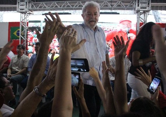 Lula aparece na frente em pesquisa realizada durante a Marcha Para Jesus