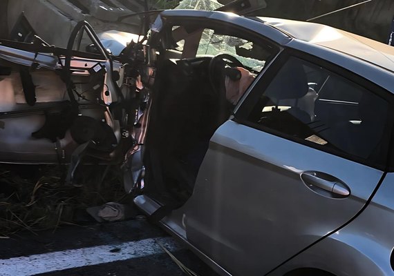 Corpo de Bombeiros resgata vítimas após colisão de carro, em Joaquim Gomes