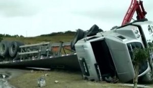 Carreta com carga de cimento tomba em curva de acesso ao município de Igaci