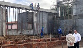 Luciano visita obras do teatro do CEI em Arapiraca