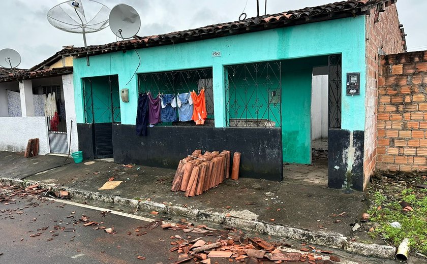 Vendaval destelha 12 casas e três escolas em Matriz de Camaragibe