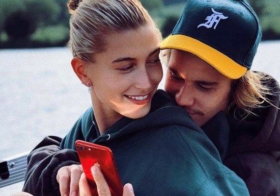 Esposa dá pista de gravidez e leva fãs de Bieber à loucura