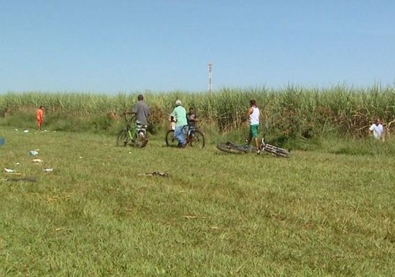 Após explosão de carro-forte, moradores vão à rodovia procurar dinheiro