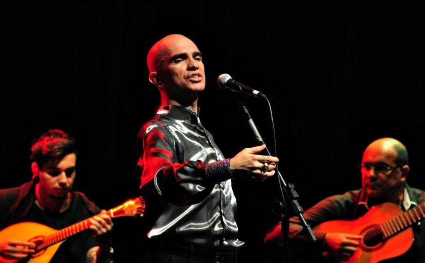 Edson Cordeiro lança CD de fado e realiza shows pelo Brasil