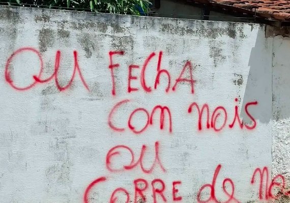 Investigação busca identificar suspeitos de pichações com ameaças e referência à facção em Coruripe