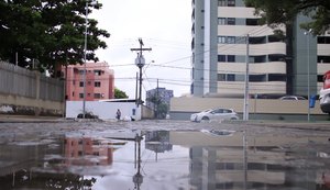 Moradores da Jatiúca reclamam de esgoto transbordando há dois anos