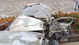 Motorista morre carbonizado após veículo bater em poste na Durval de Góes Monteiro