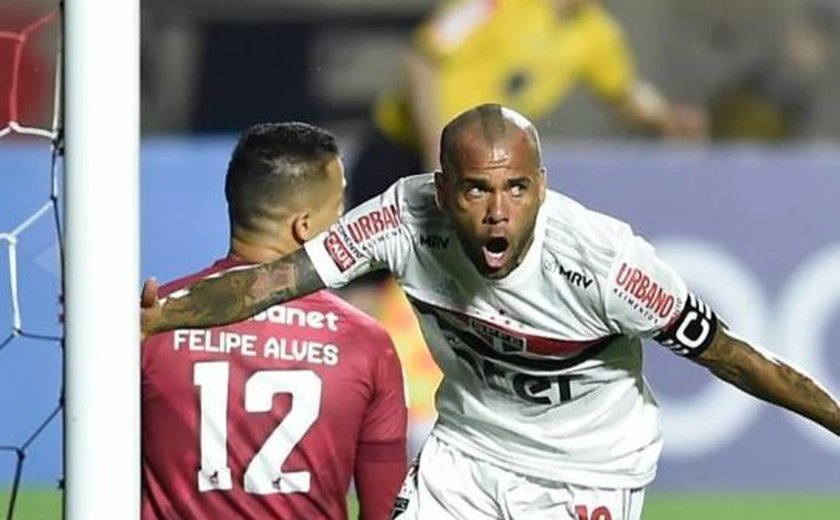 São Paulo joga mal, mas vence o Fortaleza com gol de Daniel Alves no Morumbi