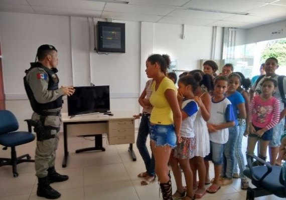 Polícia Militar promove visita de estudantes ao Cisp de Cajueiro