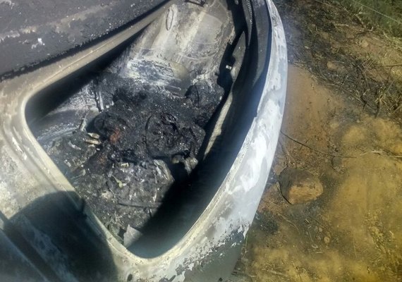 Corpo carbonizado é achado dentro de veículo em Arapiraca