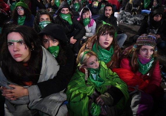 Manifestantes acompanham discussão sobre aborto na Argentina