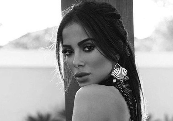 Anitta usa visual sensual para 'badalar' em Los Angeles