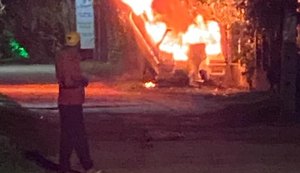 Criminosos colocam fogo em lancha de empresário em São Miguel dos Milagres