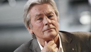 Alain Delon passa por cirurgia de emergência no coração