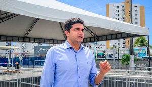 Influenza: Rui Palmeira visita ponto de vacinação em shopping de Maceió