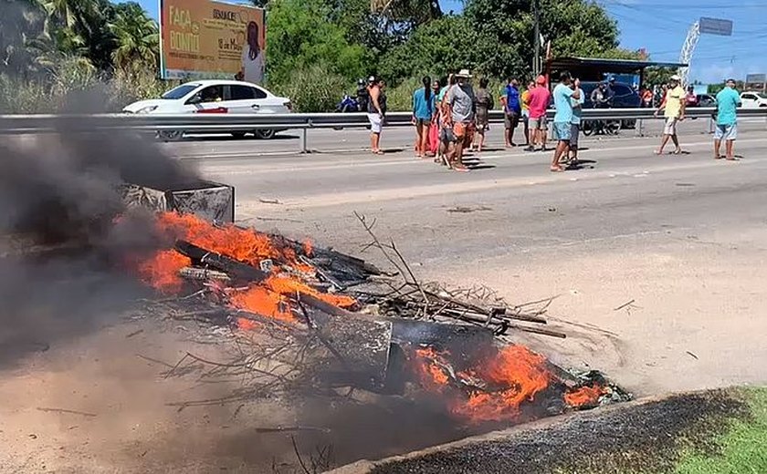 Moradores  do Povoado Massagueira bloqueiam trecho da AL-101 Sul