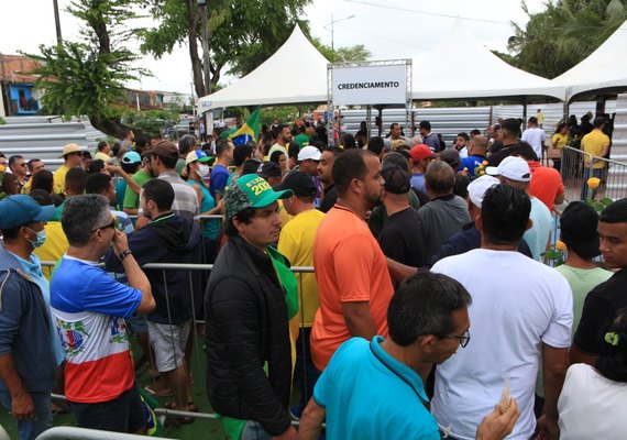 Tribuna é barrada por equipe de Bolsonaro durante entrega de residenciais no Vergel do Lago