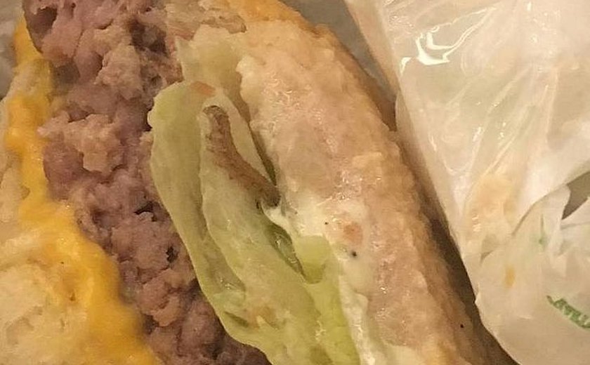 Cliente encontra larva em sanduíche de hamburgueria recém-inaugurada